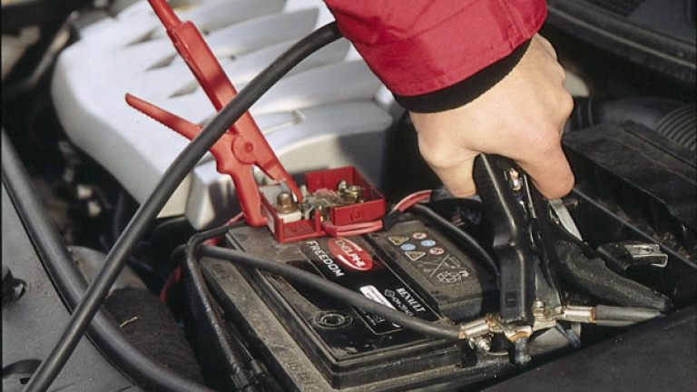 Как да запалим колата при паднал акумулатор зимата - с кабели или бустер?