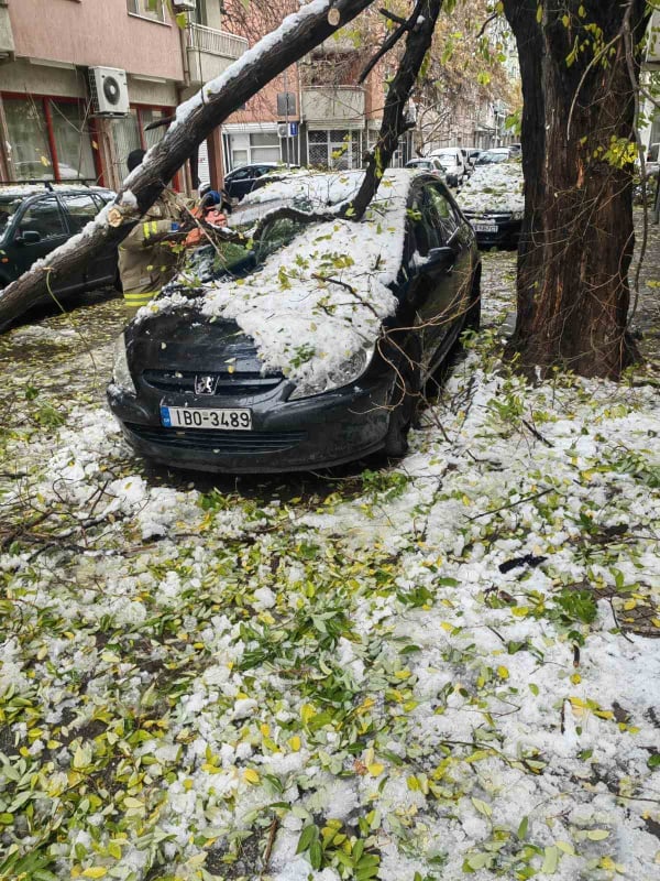 В Пловдив е като след война заради стихията СНИМКИ