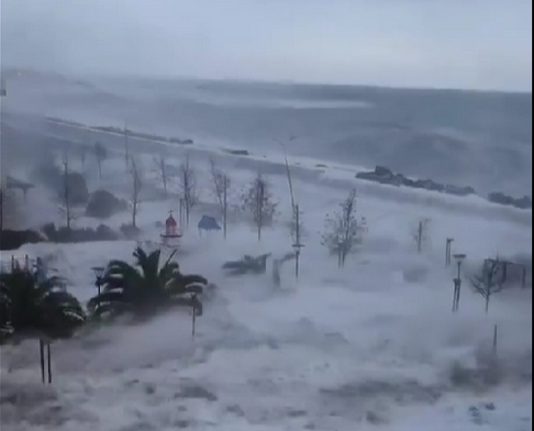 Бурята на века: Черно море вдигна 10-метрови вълни, стана страшно във... ВИДЕА
