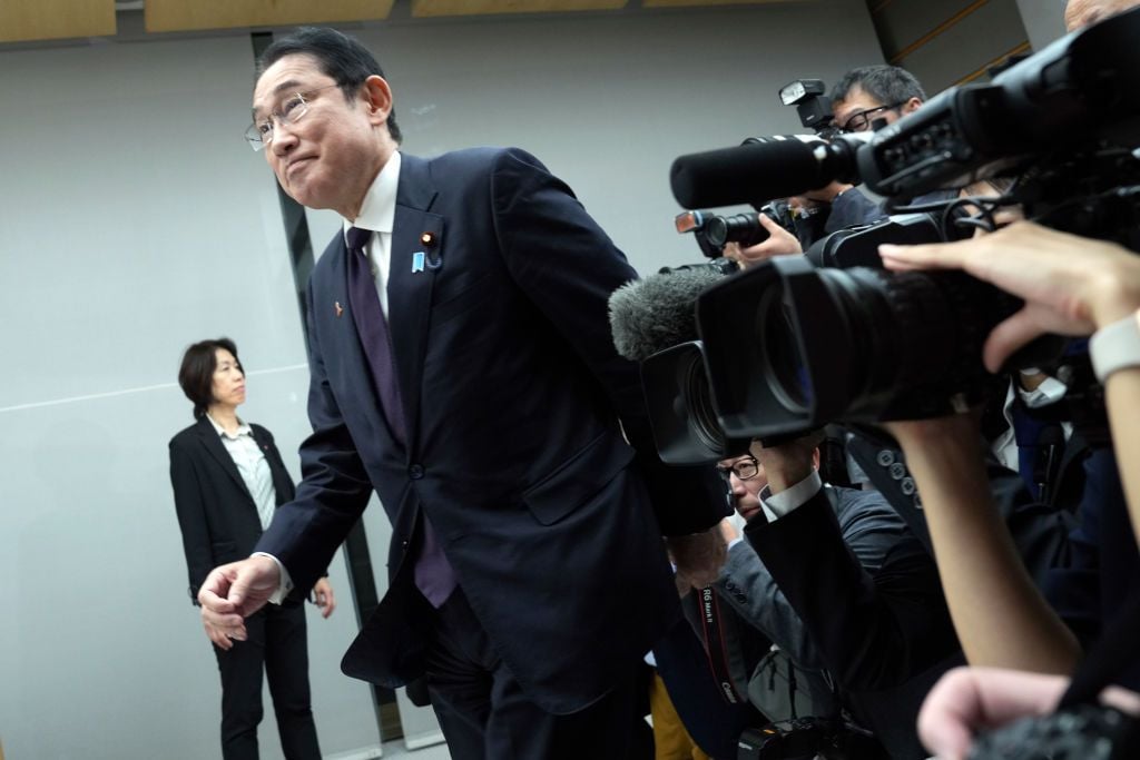 Японският премиер избяга панически от резиденцията си, причината е зловеща