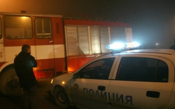 Мигранти спретнаха страшен екшън в София, полицаи изкарват панически хора от блок