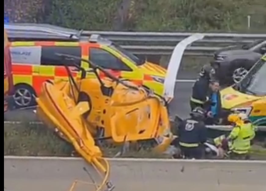 Хеликоптер се разби в кола в Испания, има пострадали ВИДЕО