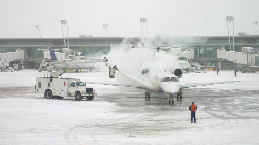 Отменят стотици полети заради снежна буря в Мюнхен