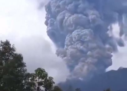 Вулканът Мерапи изригна: Коли и пътища са покрити с пепел, хората са блокира! Зрелищно ВИДЕО