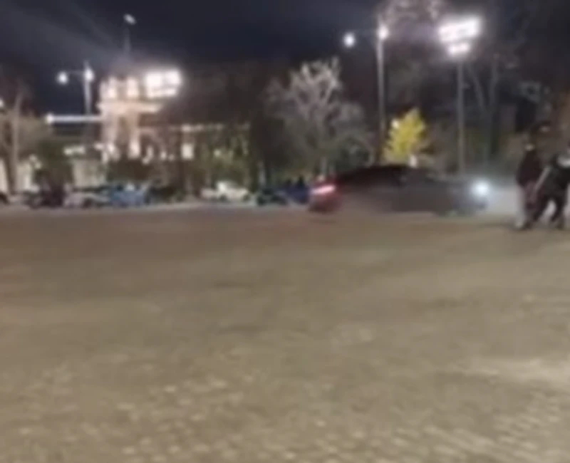  Шофьор се качи на спортен автомобил и направи немислимото в центъра на София ВИДЕО