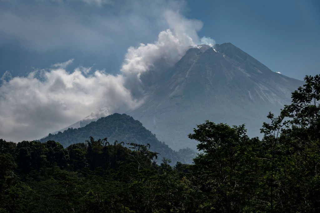 Мощно изригване на вулкан уби 11 алпинисти ВИДЕО