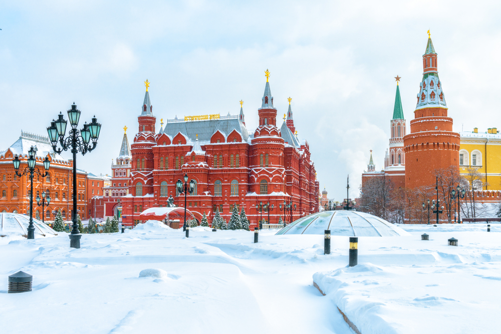 Москва падна в снежен капан, 135 000 се борят със стихията