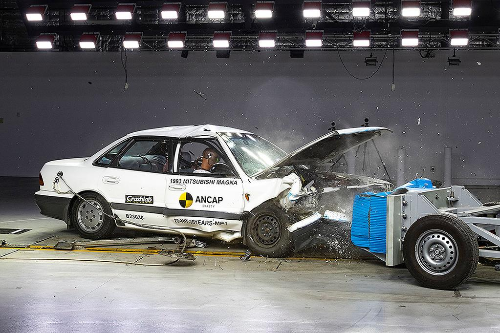 Краш тест на 30-годишно Mitsubishi показа колко сигурна е колата ВИДЕО