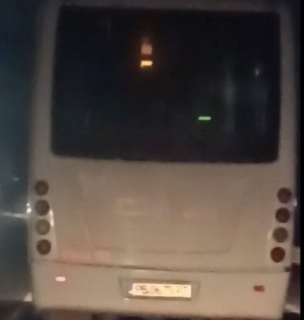 Водач на автобус на градския транспорт в Пловдив гази закона: Кара без...ВИДЕО