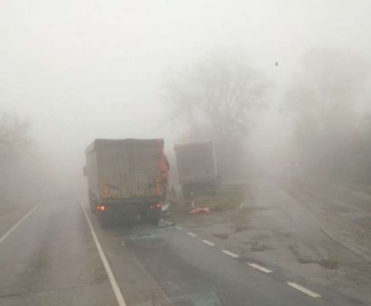 Зверско меле между два камиона на пътя Попово-Бяла: Шофьор е с опасност за живота СНИМКИ