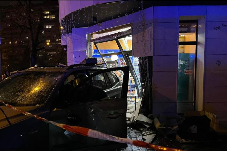 Извънредно: Тежък инцидент по тъмно в столицата, кола се заби в магазин с хора ВИДЕО