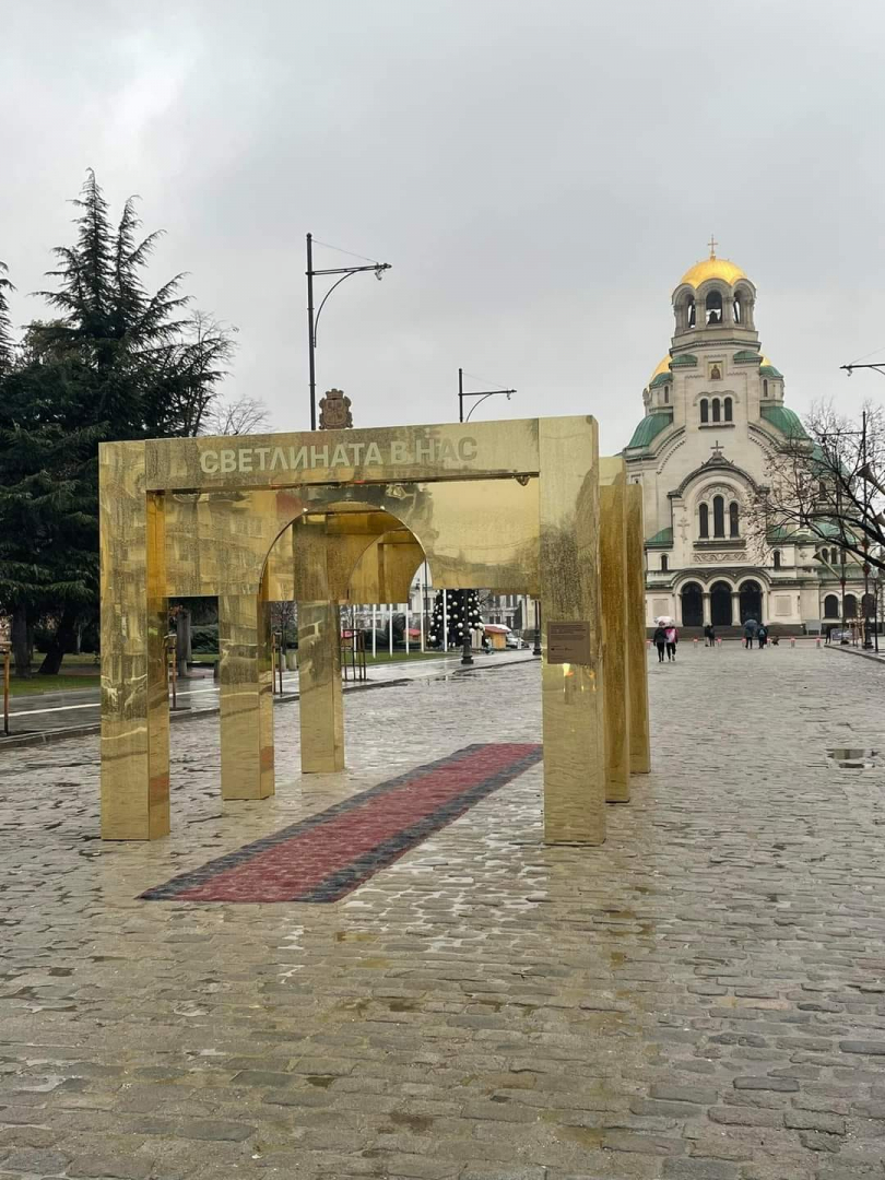 Столичани в шок от тези златни арки на пъпа на София, беляза ги и неочаквана кражба СНИМКИ