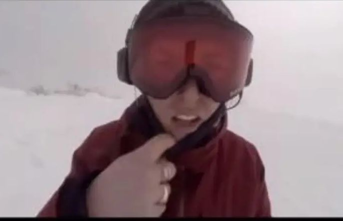 Тя се спусна по ски пистата, без дори да осъзнава каква опасност стои зад нея ВИДЕО