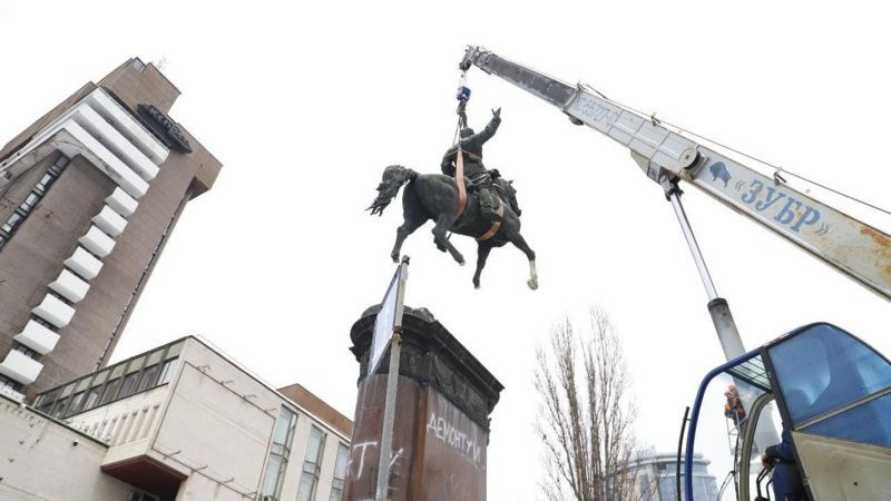 Киев демонтира още една статуя на съветски генерал