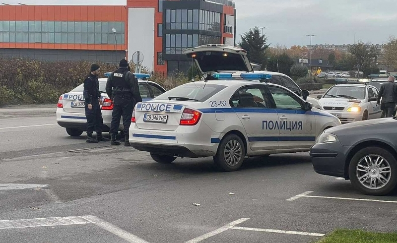 Бесен екшън във Враца! 4 патрулки подгониха "Ауди", вдигнаха барикада, а шофьорът...