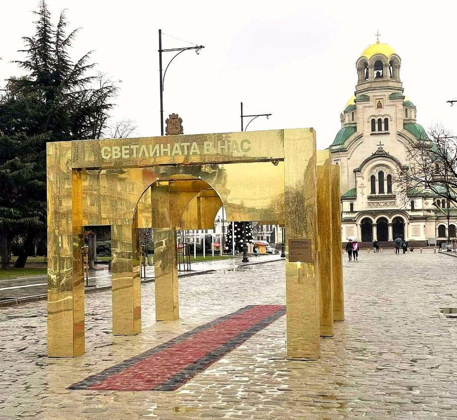 След златните арки: Ново коледно "чудо" край "Ал. Невски" потресе столичани