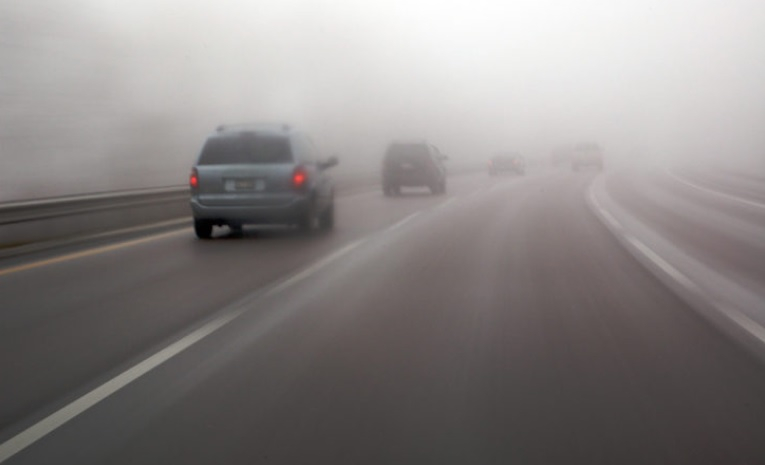 Кои са правилата за безопасно шофиране на автомобила в мъгла
