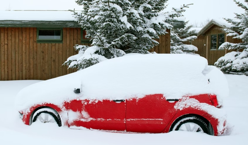 5 неща, които не бива да оставяте в колата в студено време