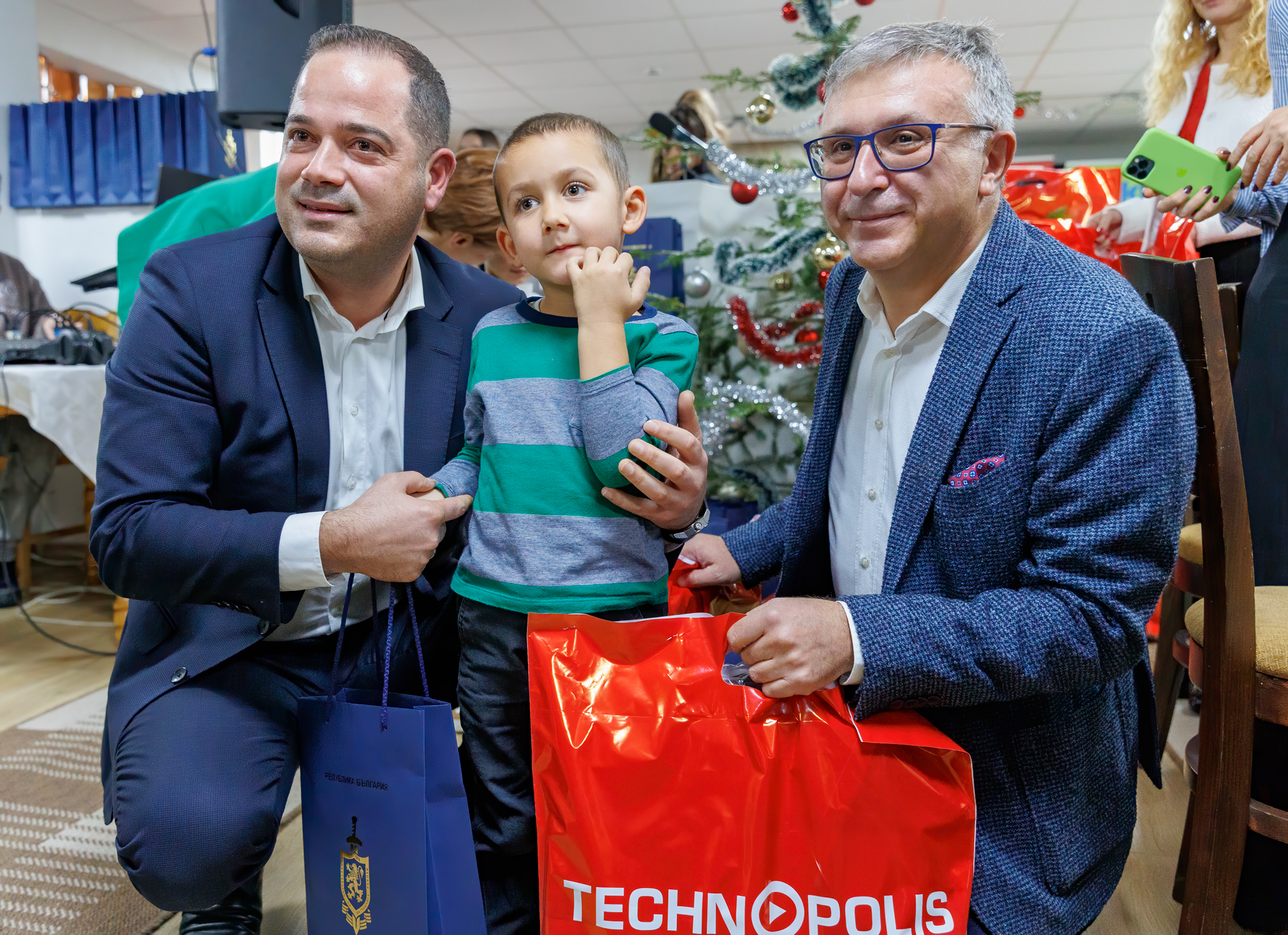 67 деца на загинали и пострадали полицаи получиха подаръци от Технополис и Практикер