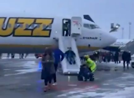 Драма на борда на пътнически самолет, евакуират всички наред след… ВИДЕО 
