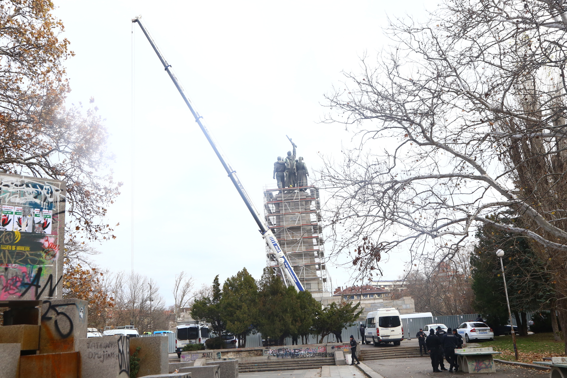 България ври и кипи: Истината за демонтажа на Паметника на Съветската армия лъсна СНИМКИ
