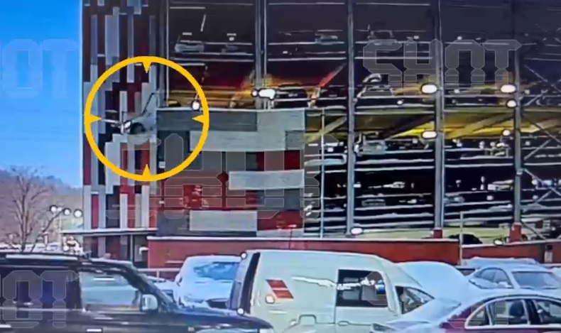 Зрелищни ВИДЕА: Шофьор с Volkswagen Touareg падна от 4-ия етаж на паркинг