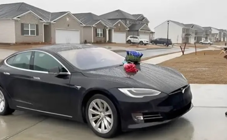 Родители подариха Tesla на тийнейджърка, реакцията й потресе мрежата ВИДЕО