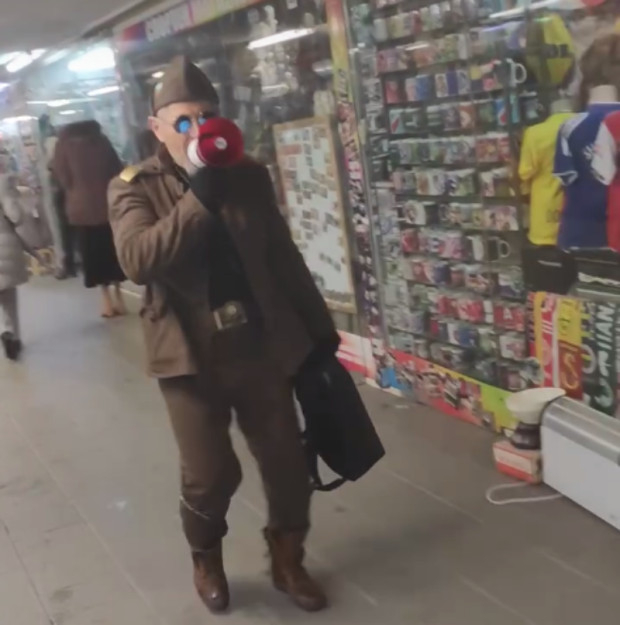 Стар мъж в униформа и с мегафон вся смут сред младежите в Пловдив с призив ВИДЕО
