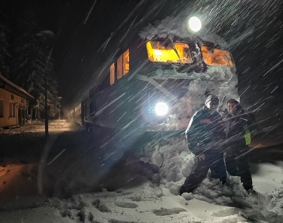 Те са герои: Снежен ад за теснолинейката в Родопите СНИМКИ