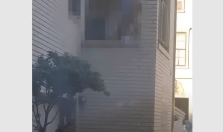 Двойка прави секс на балкон пред съседите и край училище ВИДЕО