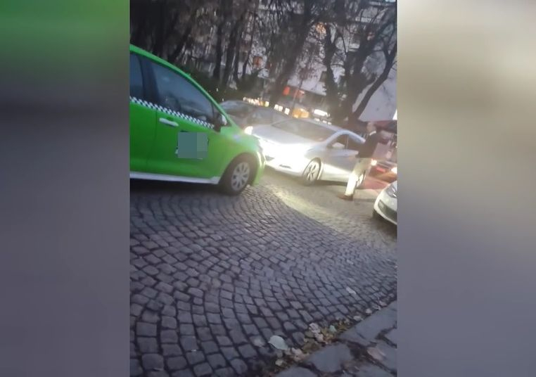 Като магарета на мост: Двама шофьори станаха за смях в Пловдив ВИДЕО