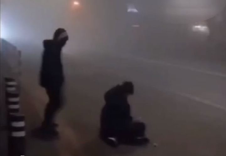Брутално ВИДЕО: Деца бият и се гаврят с жена на колене в центъра на София, последвалото е още по-грозно