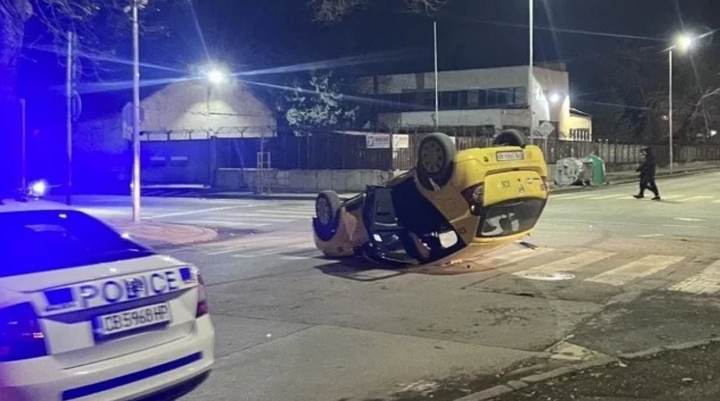 Страшен екшън в Пловдив: Такси се обърна, шофьори се втурнаха да... СНИМКИ