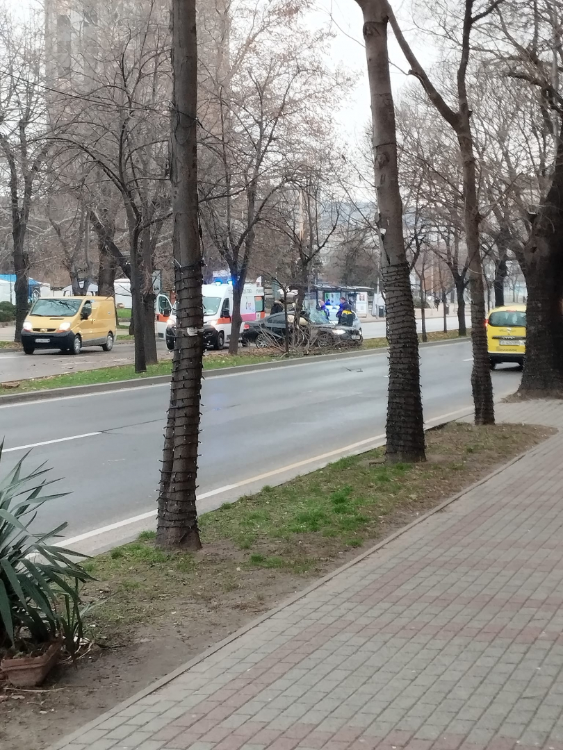 Тежка катастрофа в центъра на Варна, хвърчат пожарни и линейки СНИМКИ