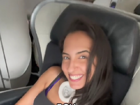 Красива девойка взриви мрежата с ВИДЕО от самолет, съсипаха я