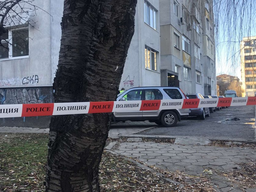 Ранени полицаи и пострадали мъж и жена при опасен екшън в София СНИМКИ