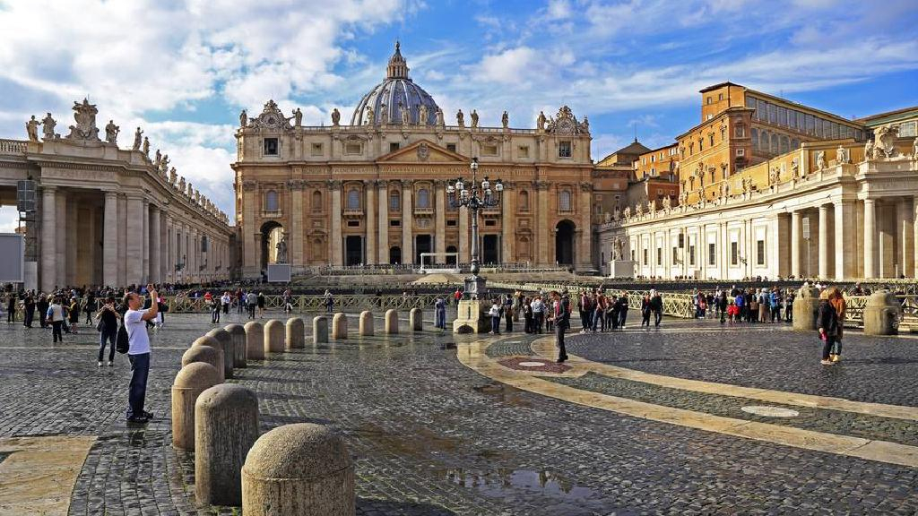 Секс скандал във Ватикана: Палав поп минавал монахините по схемата "Светата троица"