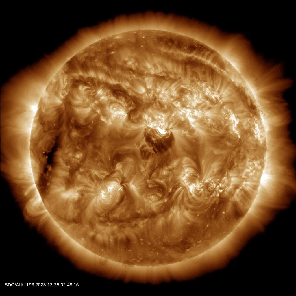 Aстрономи алармират: Две големи слънчеви петна се обръщат към Земята! На 28 декември ще е страшно