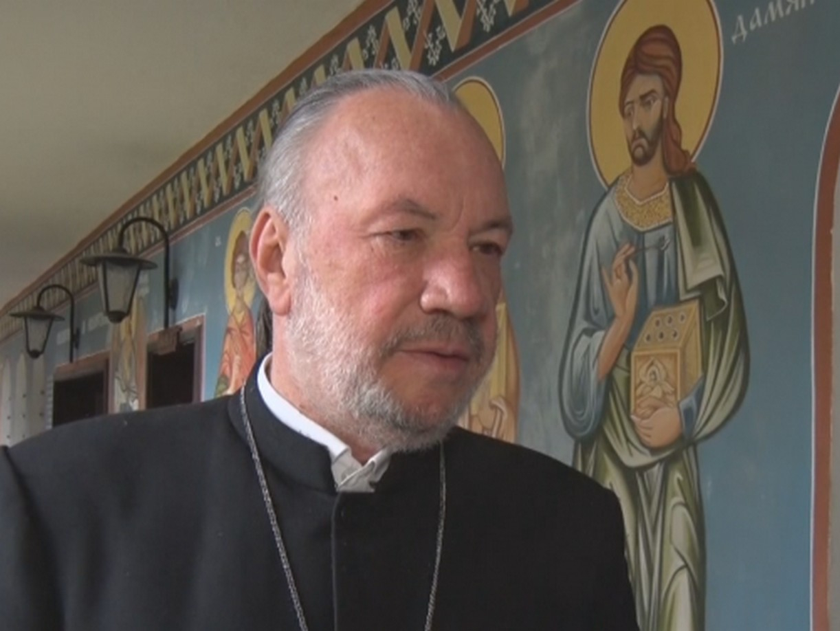 Отец Боян Саръев бере душа в болница
