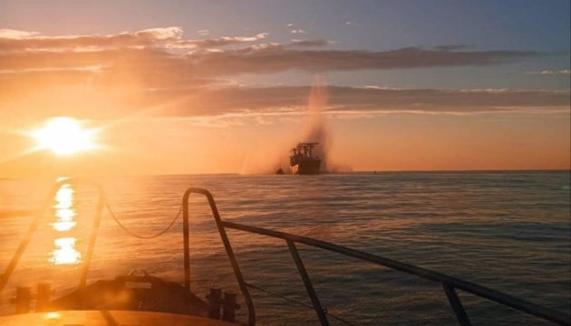 Руска мина избухна и извади от строя граждански кораб в Черно море СНИМКИ
