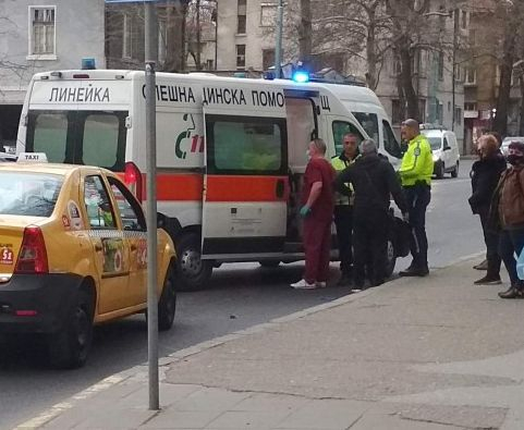 Първо в БЛИЦ! Извънредна ситуация с такси на пъпа на София, хвърчат полиция и линейка