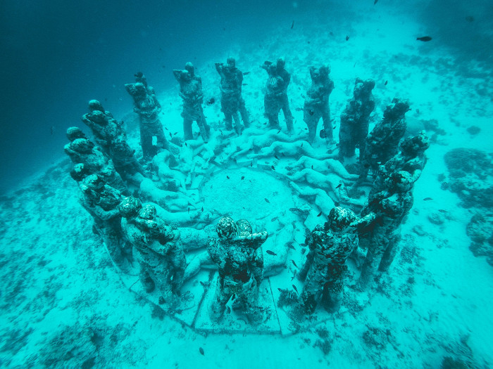 Няма да повярвате на очите си: 4 подводни статуи, които удивляват въображението СНИМКИ