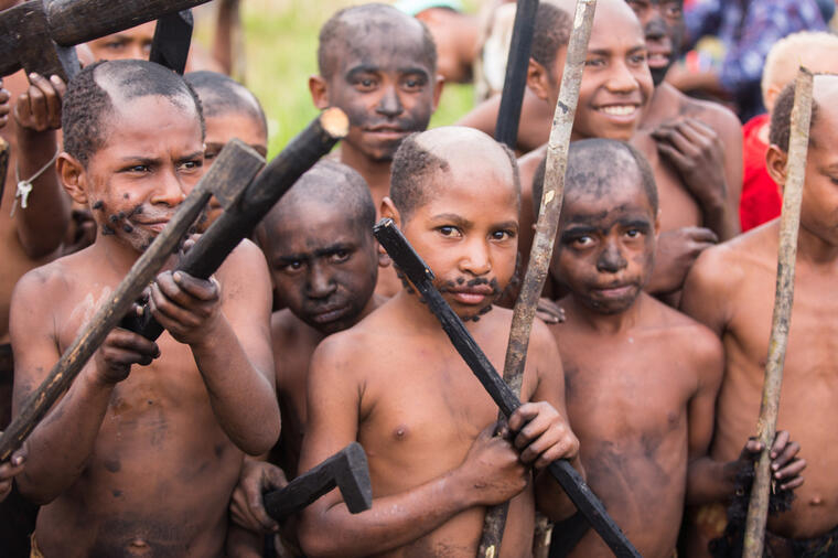 Племето с най-странните ритуали: Млади момчета пият сперма, за да се превърна в мъже 
