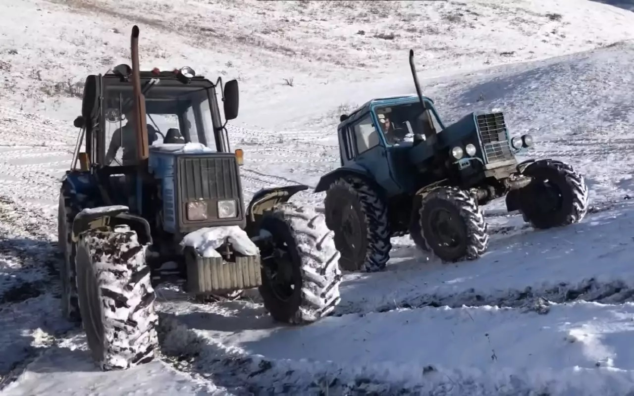 Яростна битка между беларуски и американски трактор в дълбок сняг ВИДЕО 