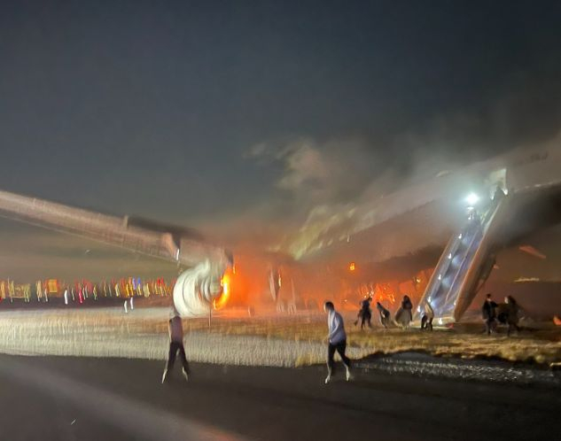 След адския трус - нов кошмар в Япония! Самолет с 400 души на борда пламна в Токио ВИДЕА