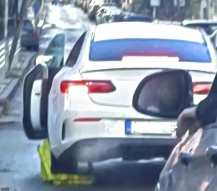 Невиждан екшън с тузарски бял Мерцедес в Пловдив, шофьорът потегли със скоба и... СНИМКА