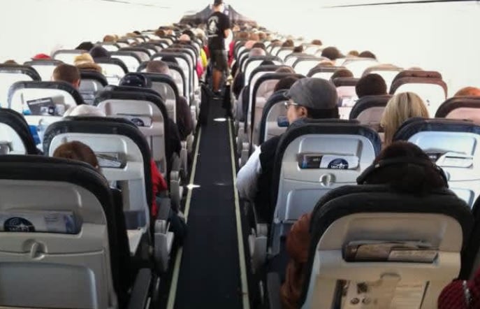 Смърт на живо пред ужасени пътници на самолет, чакащи да излетят