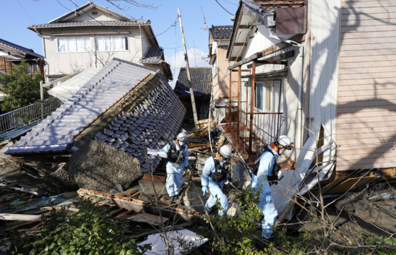 Япония води битка с времето в търсене на живот, 300 са в капан