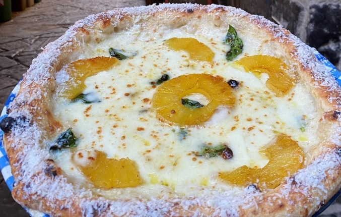 Пица с необичайни съставки разгневи италианците СНИМКИ