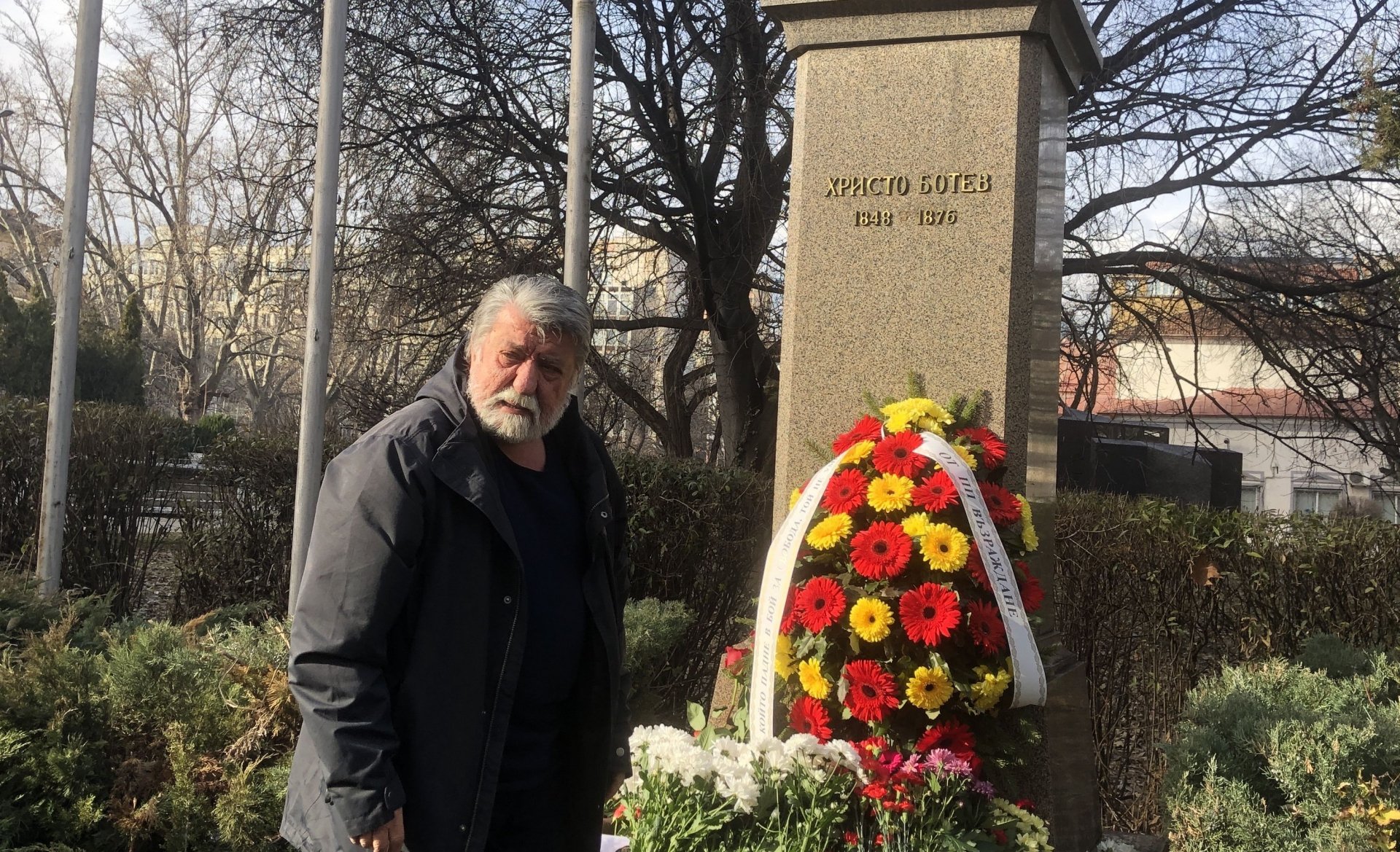 Вежди Рашидов положи цветя на паметника на Христо Ботев в София